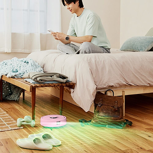 Różowa Roomba Mini omijająca przeszkody w sypialni